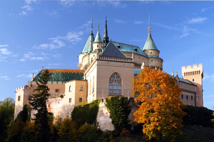 Bojnice, Bojnický zámok - jedno z najznámejších filmových miest na Slovensku, foto: pexels